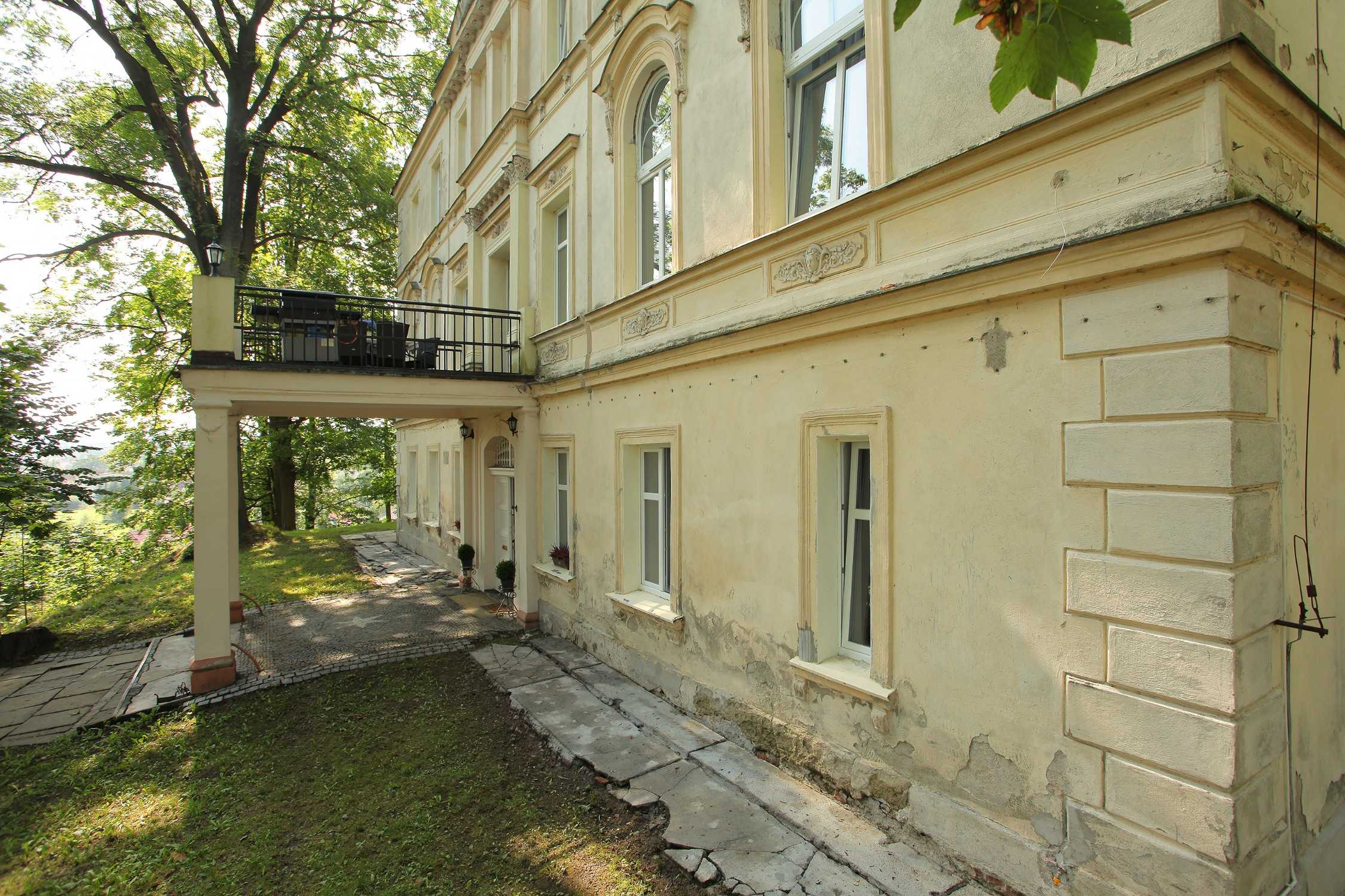 Fotos Herrenhaus aus dem 19. Jahrhundert bei Wałbrzych