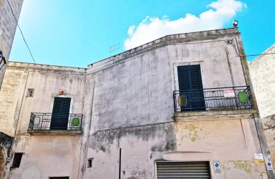 Stadshus till salu Oria, Piazza San Giustino de Jacobis, Puglia:  Utsikt utifrån