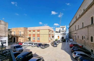 Stadshus till salu Oria, Piazza San Giustino de Jacobis, Puglia:  Utsikt