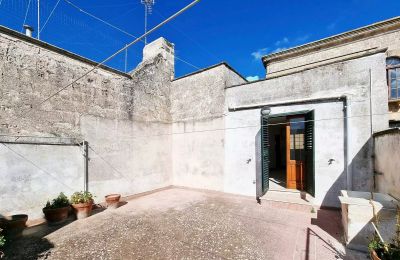 Byhus købe Oria, Piazza San Giustino de Jacobis, Puglia:  Tagterrasse