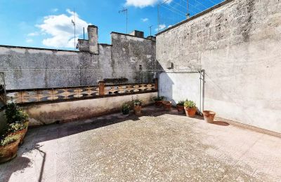 Stadshus till salu Oria, Piazza San Giustino de Jacobis, Puglia:  Takterrass