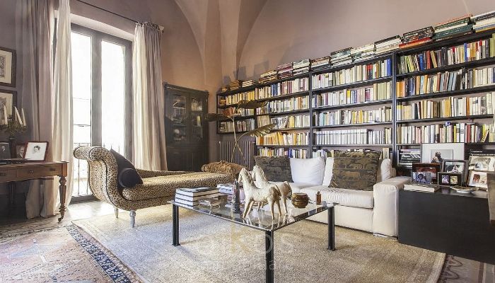 Stilfuld lejlighed i renoveret bypalads i Oria