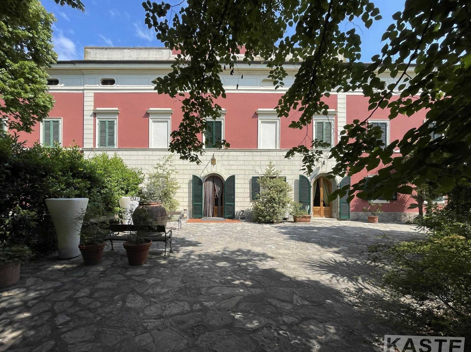 Bilder Near Pisa: 19th century villa with small park