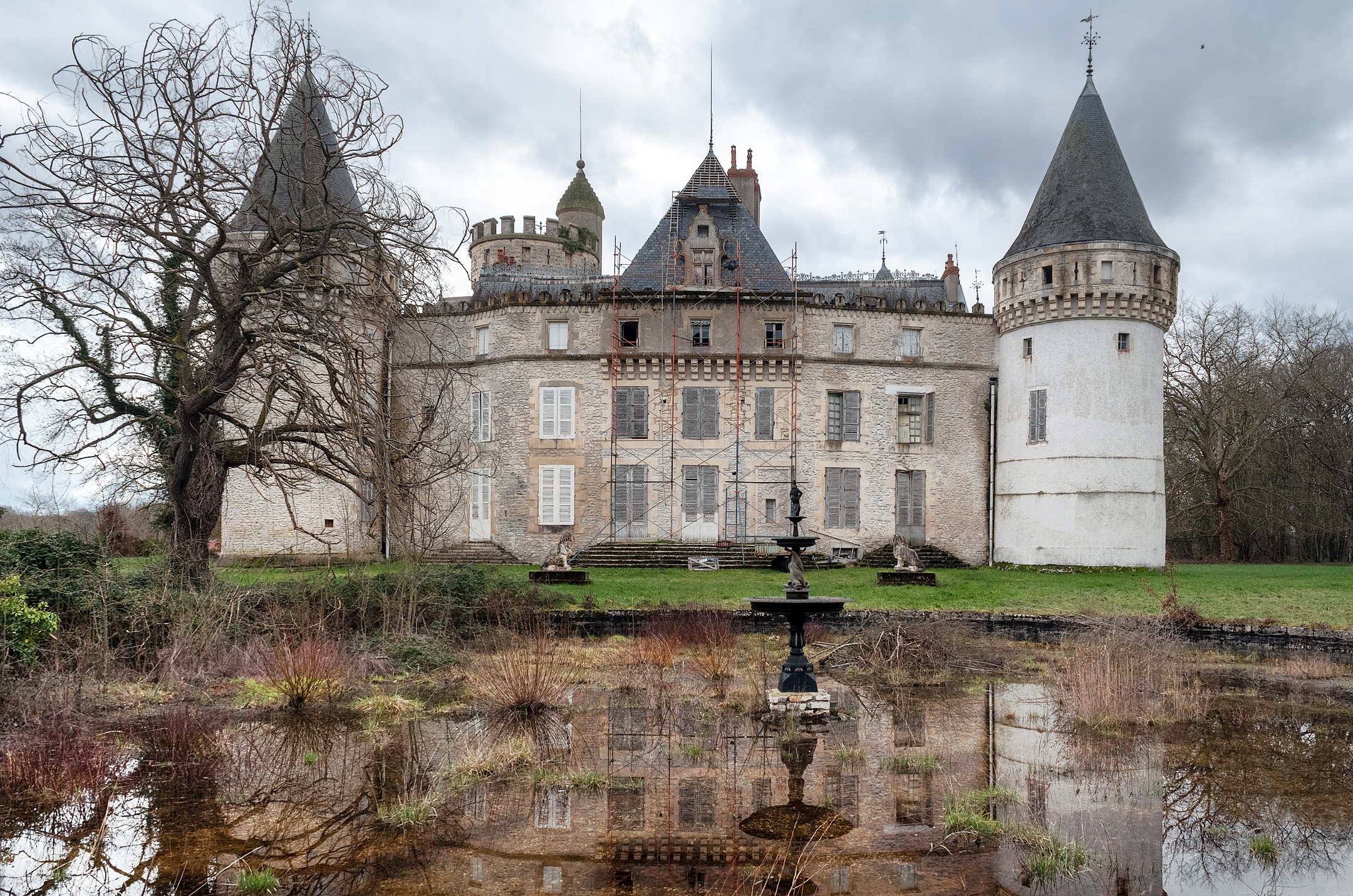 Sanierungsbedürftiges Schloss / Château im Tal der Loire in Frankreich
