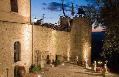 Burg te koop 06053 Deruta, Umbria:  Buitenaanzicht