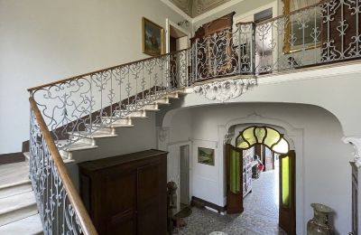 Historisk villa til salgs Verbano-Cusio-Ossola, Intra, Piemonte:  Trappeoppgang