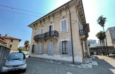 Historisk villa till salu Verbano-Cusio-Ossola, Intra, Piemonte:  Sidovy