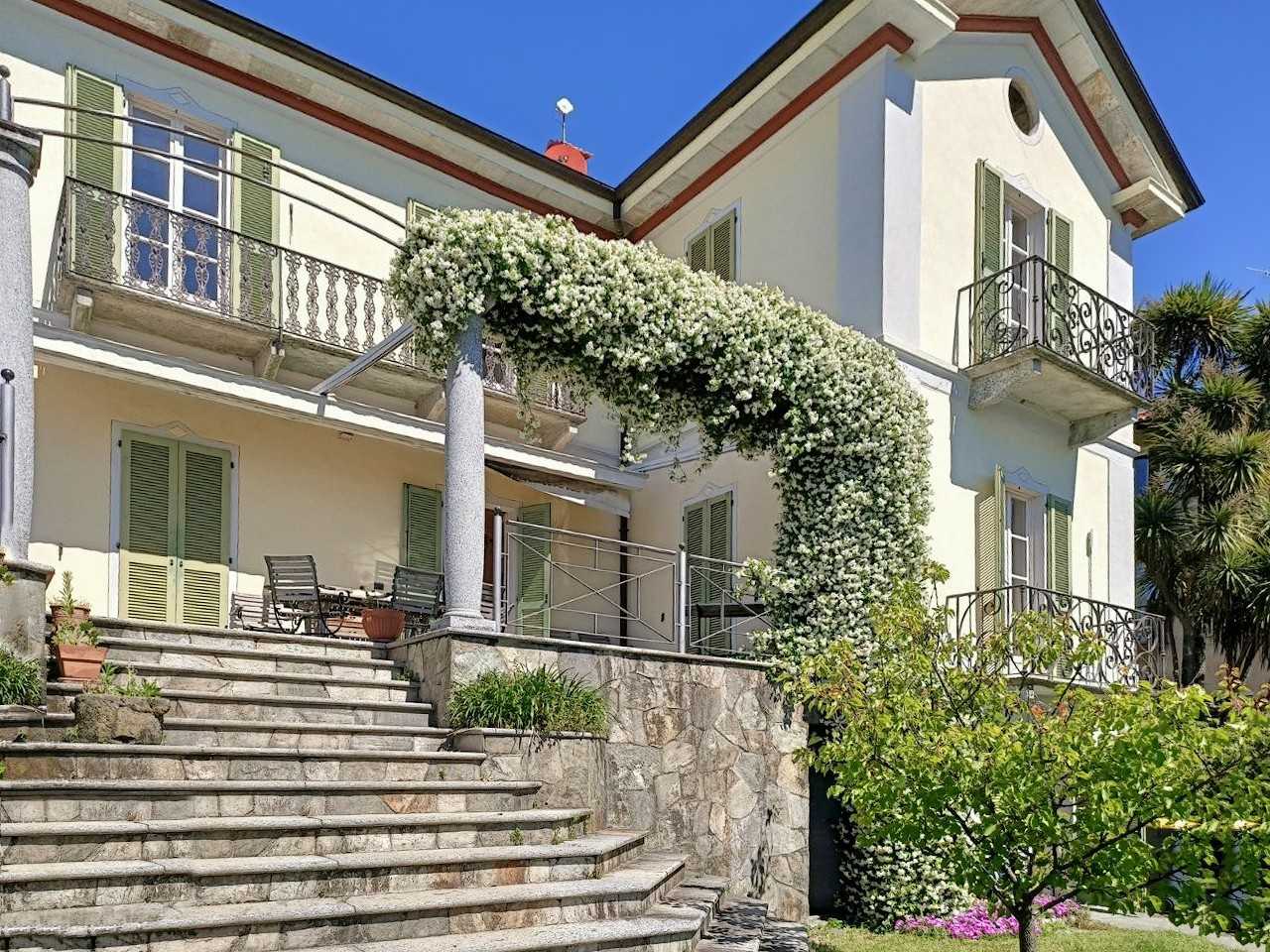 Billeder Historisk villa og nybygget villa i stueetagen med pool og søudsigt i Ghiffa