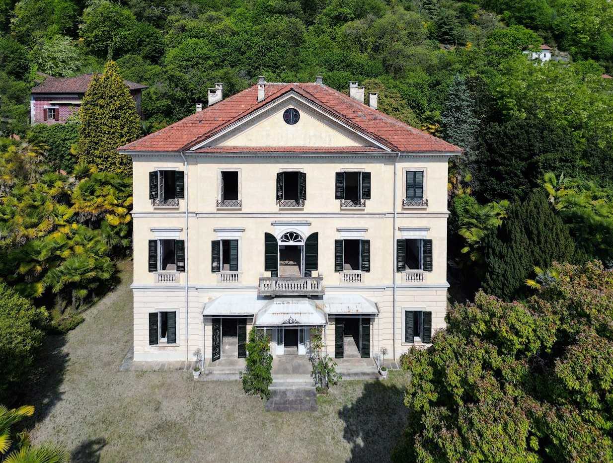 Fotos Neoklassizistische Villa am See mit Nebengebäuden