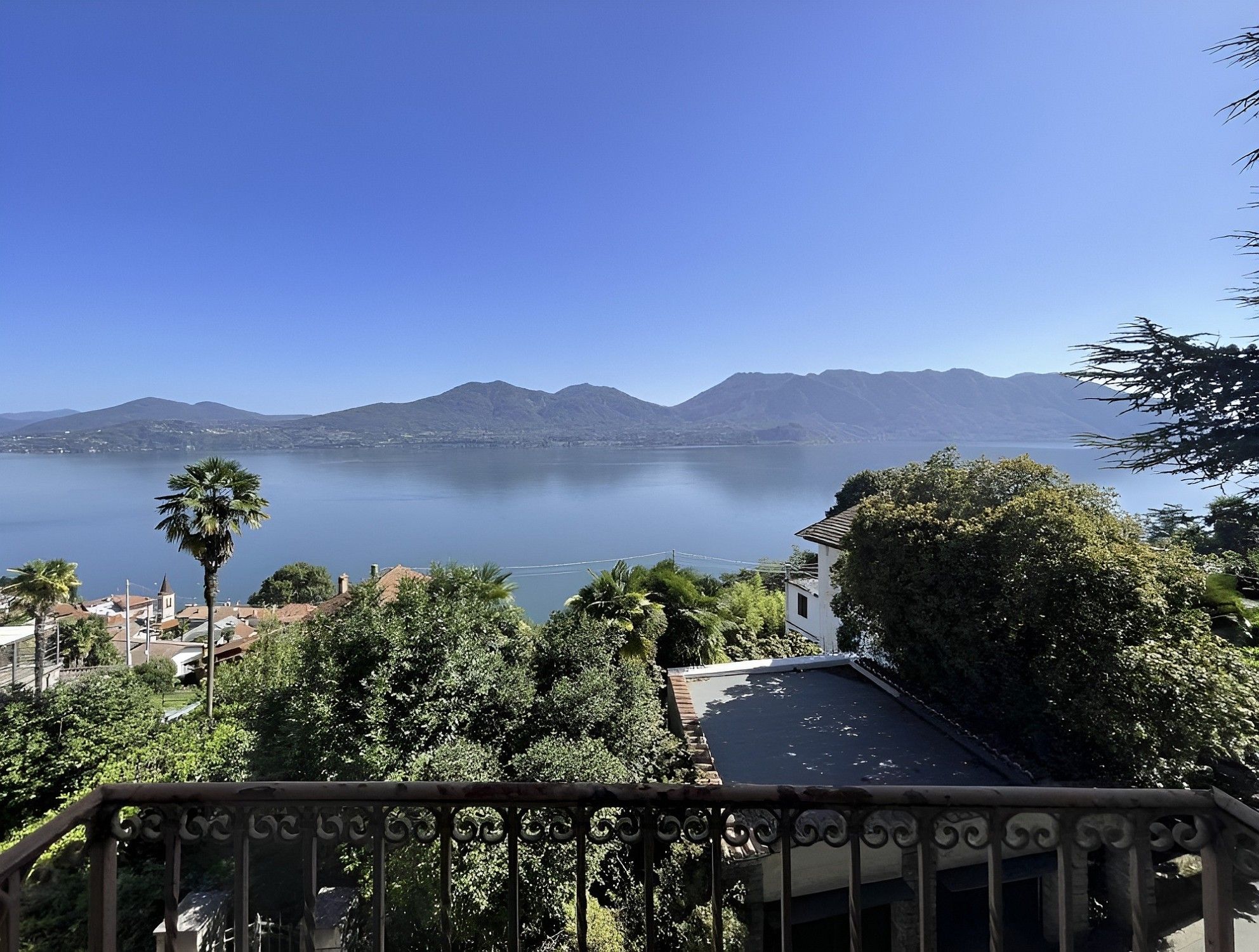 Bilder Panoramautsikt i Oggebbio: Villa med uthus og hage