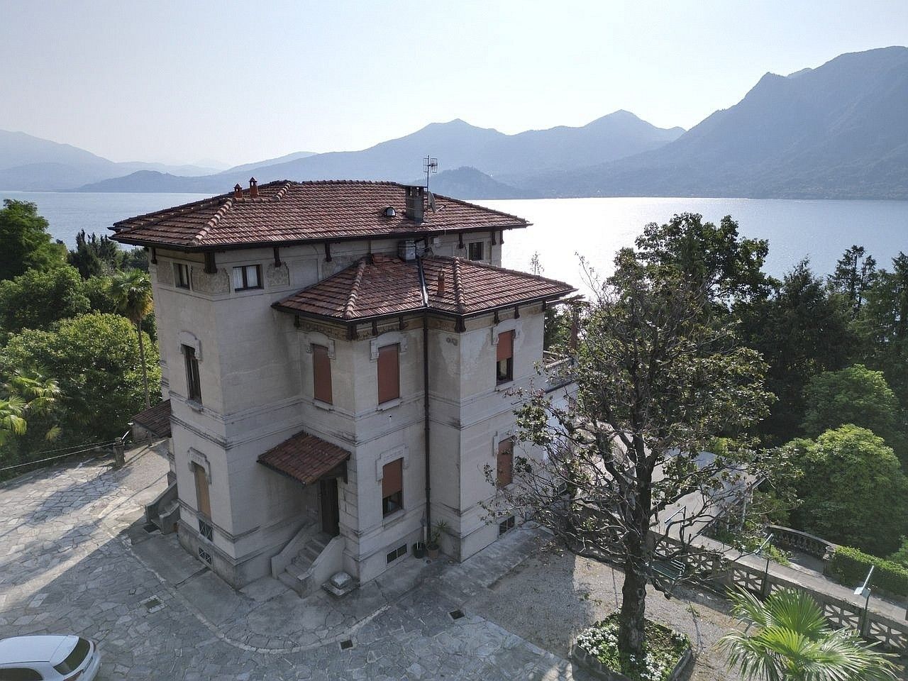 Billeder Art déco villa på bredden af ​​Lake Maggiore i Ghiffa