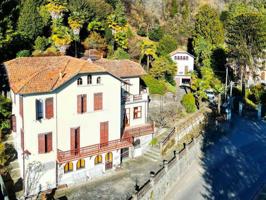 Bilder Villa med sjöutsikt nära Meina, västra stranden av Lago Maggiore