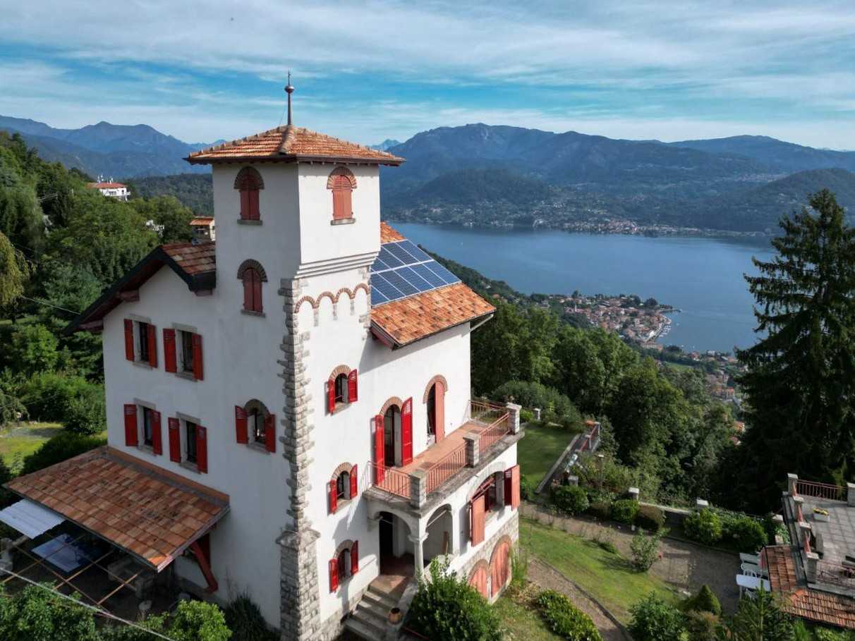 Billeder Art Nouveau-palæ med tårn ved Orta-søen, Italien