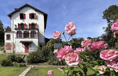 Historisk villa till salu 28894 Boleto, Piemonte:  Bakifrån