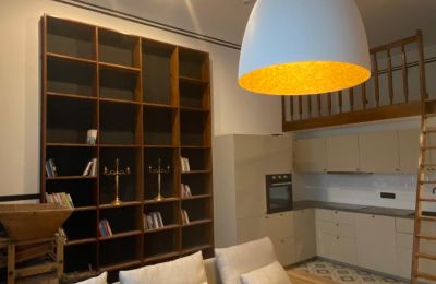 Lejlighed på slot til salg Lubiechowo, Pałac w Lubiechowie, województwo zachodniopomorskie, Widok na salon z otwartą kuchnią 