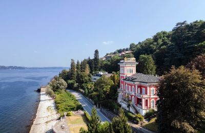 Ejendomme, Stresa: Condominium i villa med privat strand