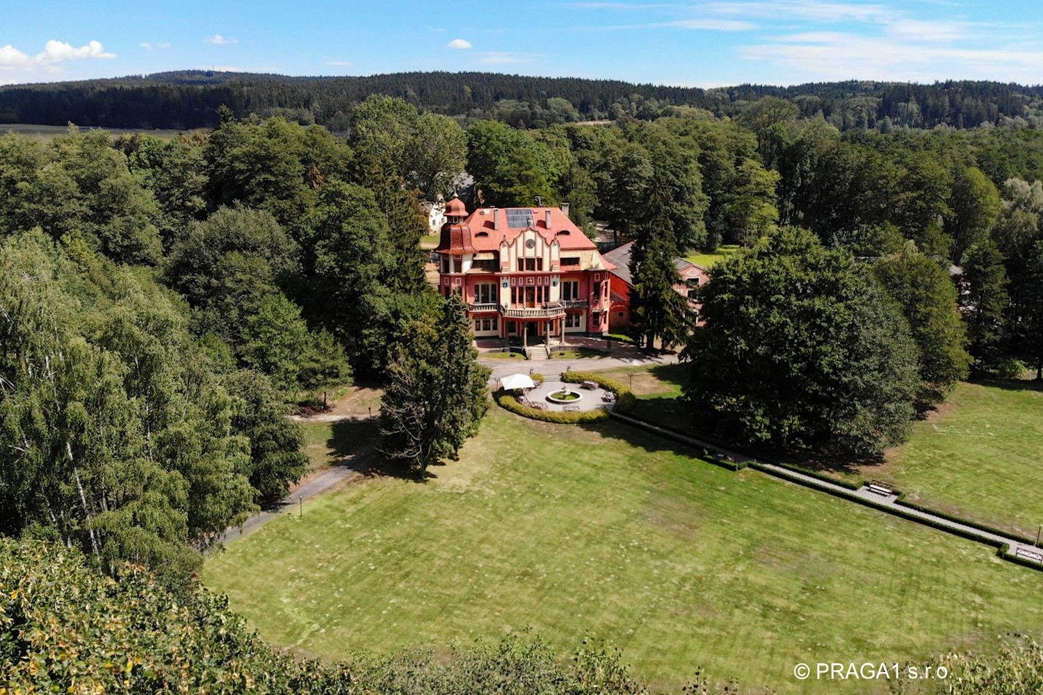 Images Klein kasteel in Zuid-Bohemen met 8 hectare grond