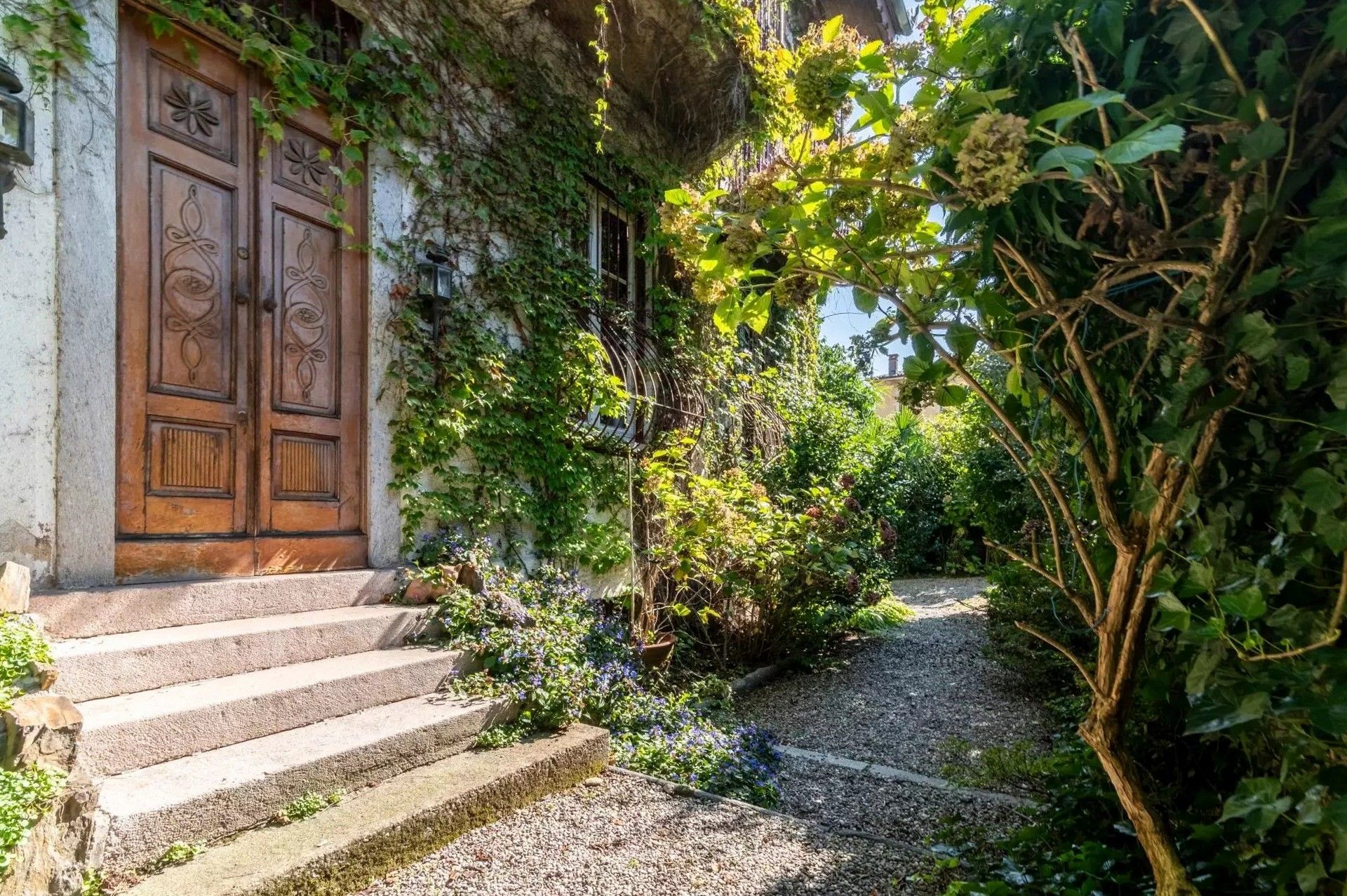 Bilder Borgerlig villa med trädgård i centrum av Verbania