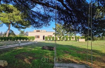 Vastgoed, Gerenoveerde karakteristieke villa met olijfgaard in Francavilla Fontana