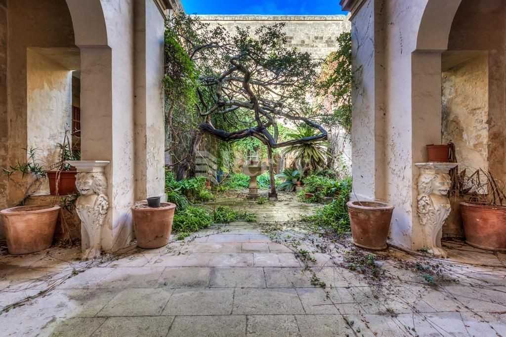 Images Groot paleis met binnenplaats in Mdina