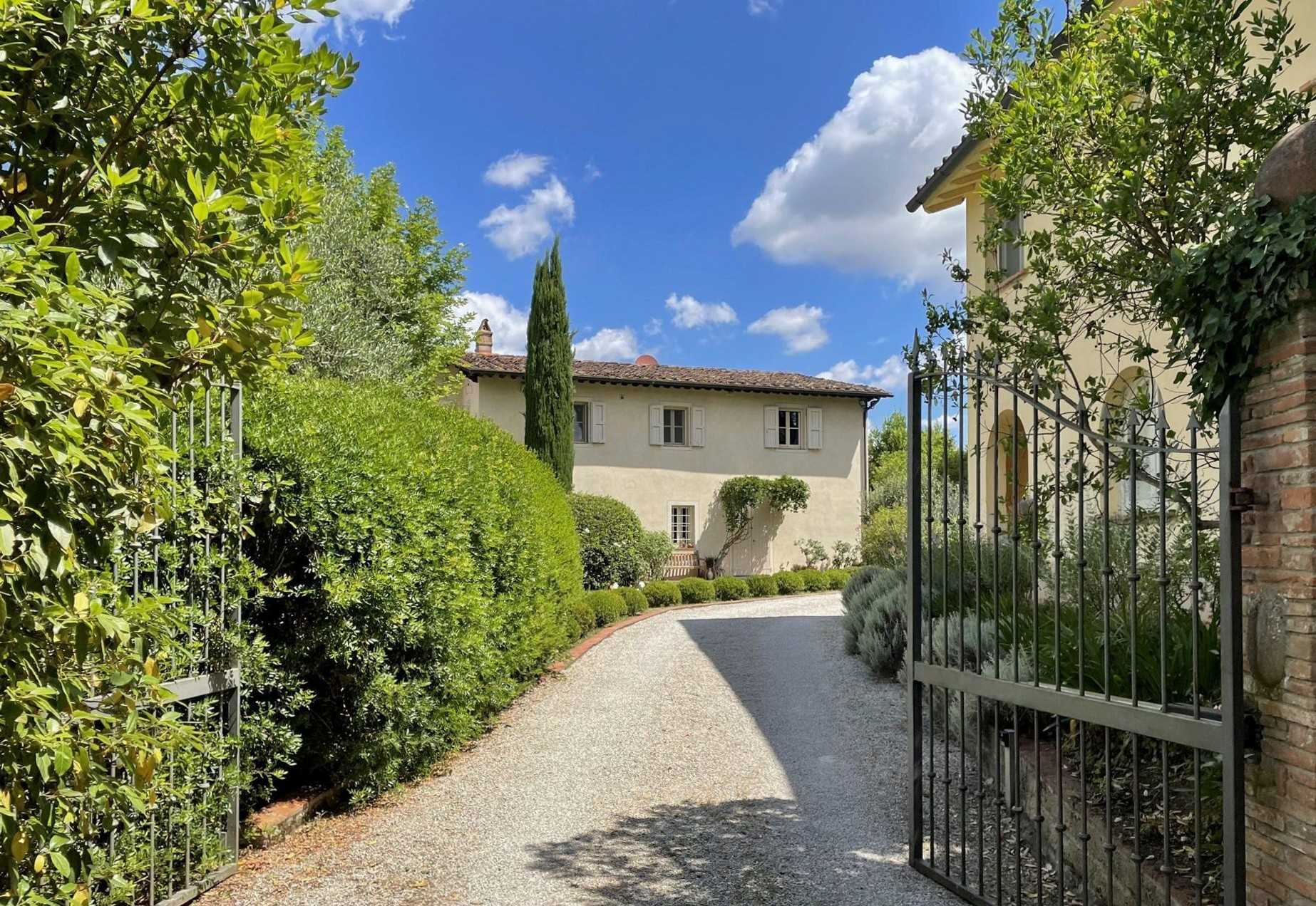 Bilder Villa with outbuildings and 7 hectares of land between Pisa and Florence