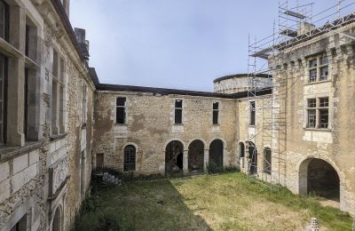 Burg te koop Périgueux, Nouvelle-Aquitaine:  Binnenplaats