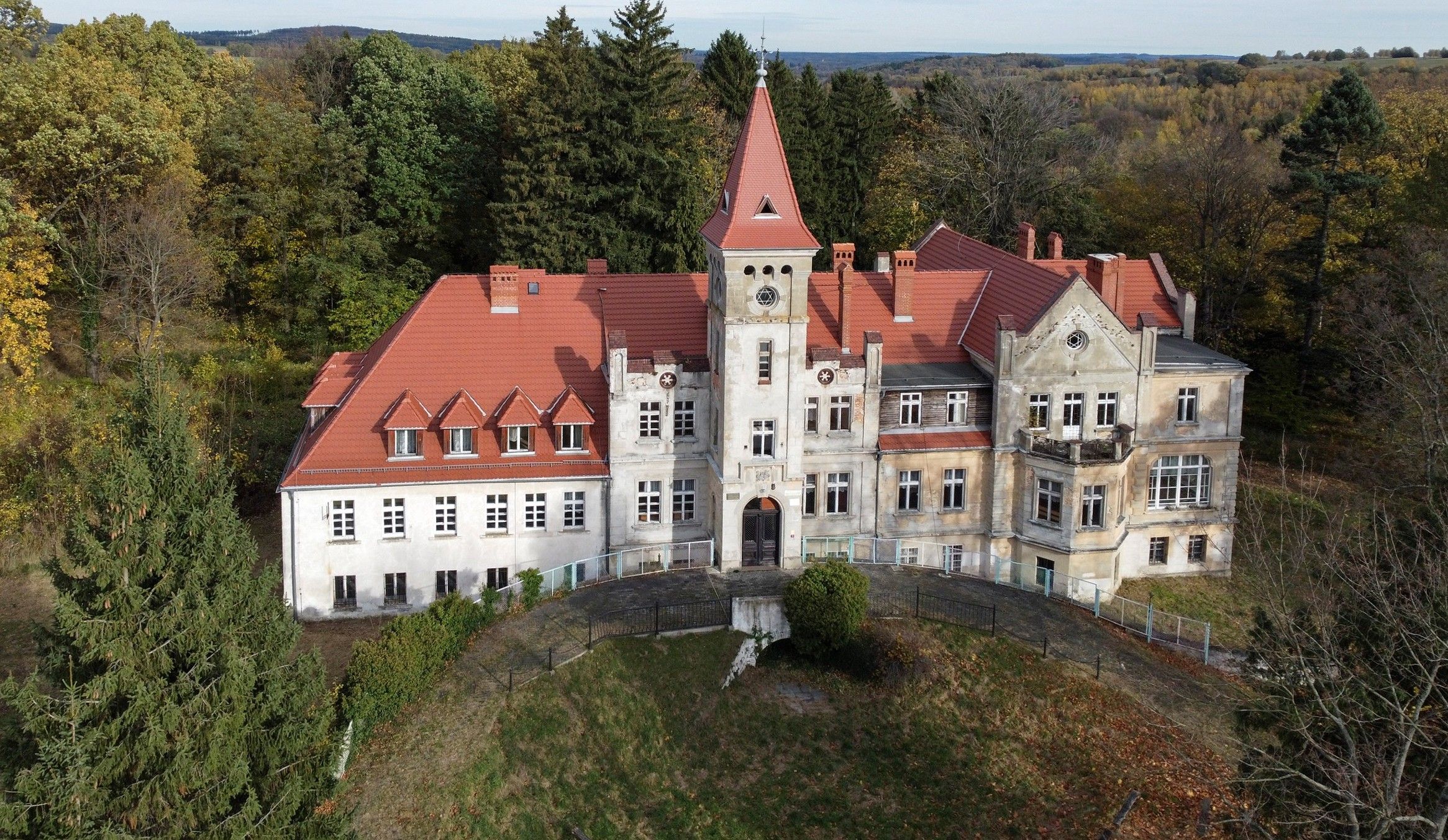 Bilder Pretty manor near Leśna in Lower Silesia