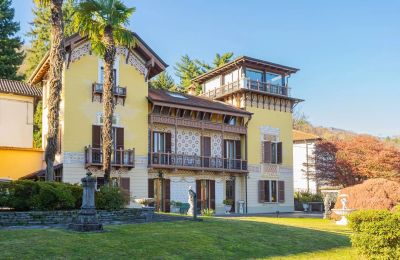 Ejendomme, Art Nouveau-villa med søudsigt i Stresa Carciano