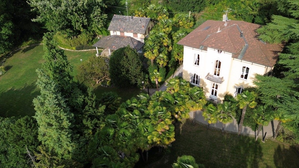 Fotos Jugendstilvilla in Merate mit Nebengebäude und Garten