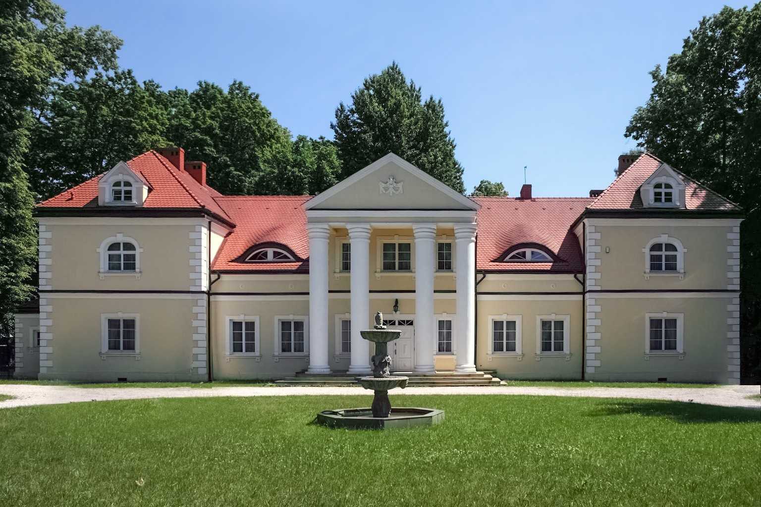 Bilder Beautiful renovated castle in Silesia