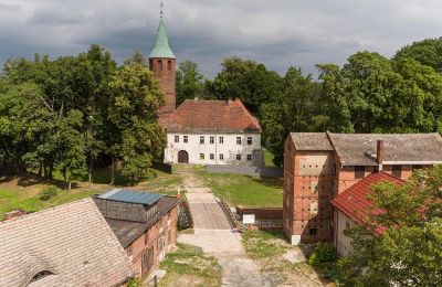 Borg til salgs Karłowice, Zamek w Karłowicach, województwo opolskie:  Innkjørsel