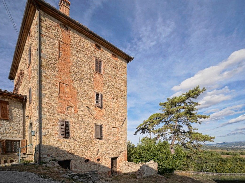 Fotos Alter Wachturm in der umbrischen Landschaft bei Umbertide mit 7,6 Hektar Land