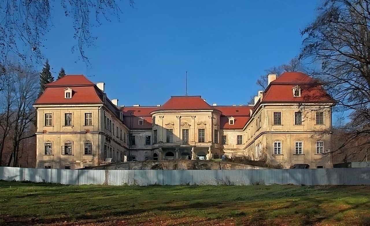 Bilder Large baroque castle in Lower Silesia