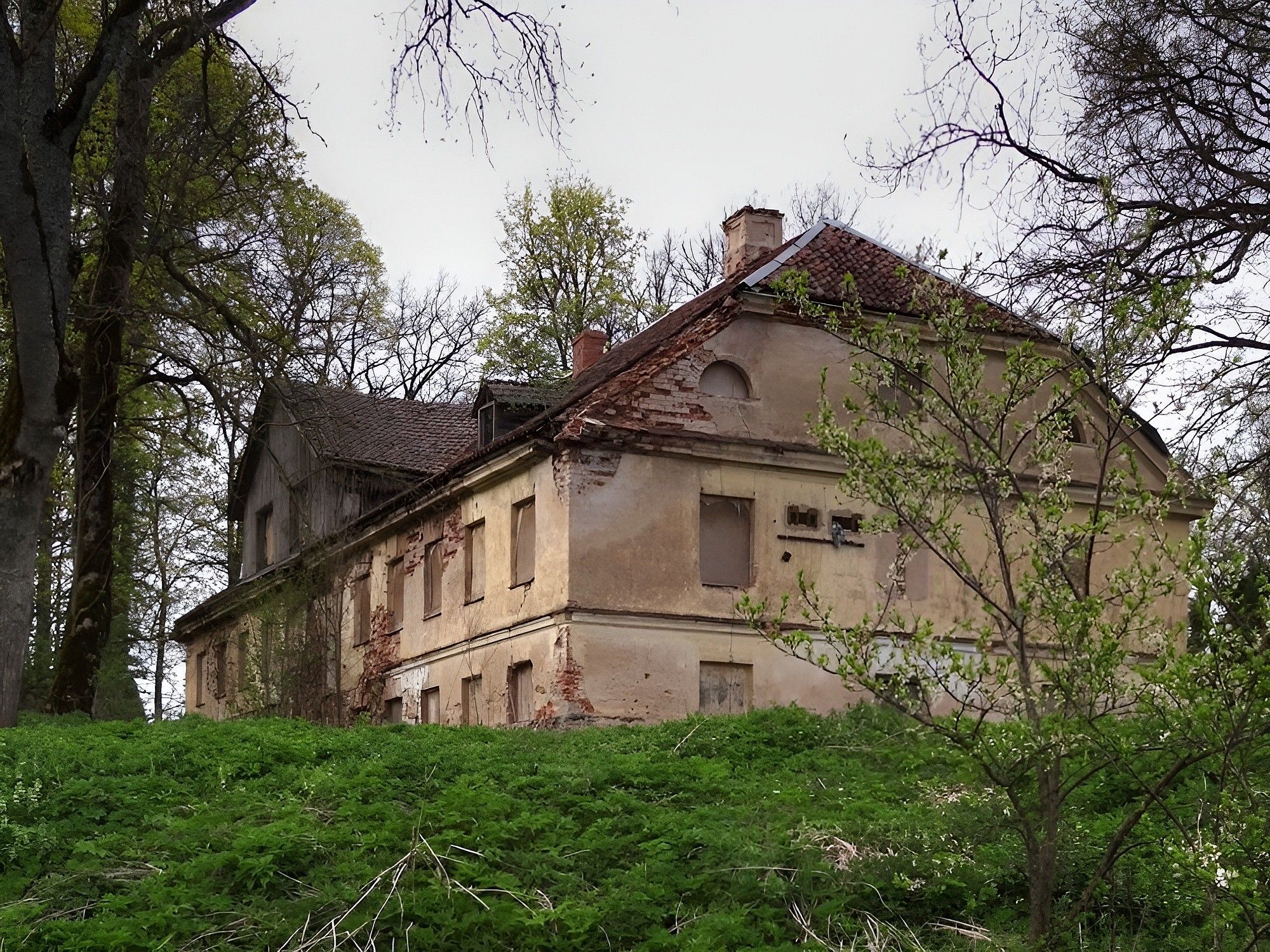 Fotos Kleines sanierungsbedürftiges Gutshaus in Upenieki, 92 km bis Riga