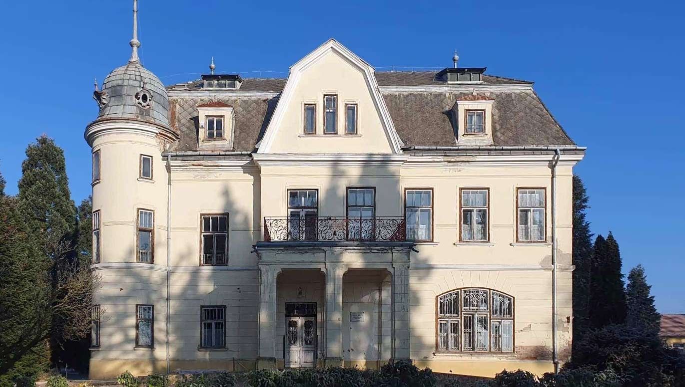 Bilder Manor in Hungary looking for its saviour