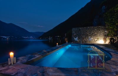 Historisk ejendom til salg Brienno, Lombardiet, Pool at Night