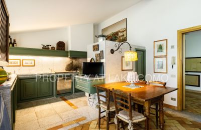 Historisk villa til salgs Griante, Lombardia:  Kitchen
