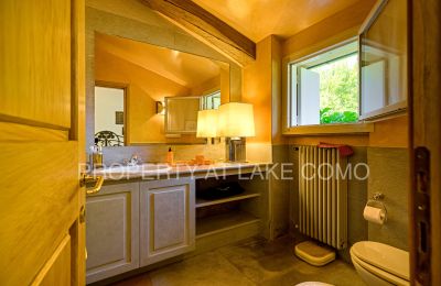 Historisk villa købe Griante, Lombardiet:  Bathroom