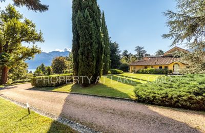 Historisk villa købe Griante, Lombardiet:  Rear view