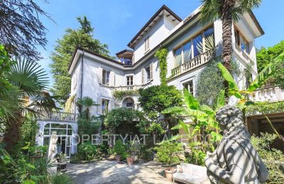 Historische villa te koop Dizzasco, Lombardije:  Buitenaanzicht