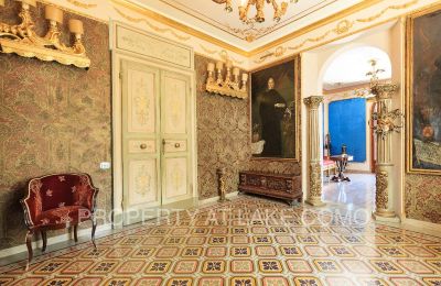 Historische Villa kaufen Dizzasco, Lombardei:  Eingangshalle