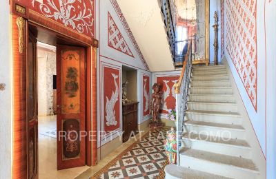 Historische villa te koop Dizzasco, Lombardije:  Trappenhuis