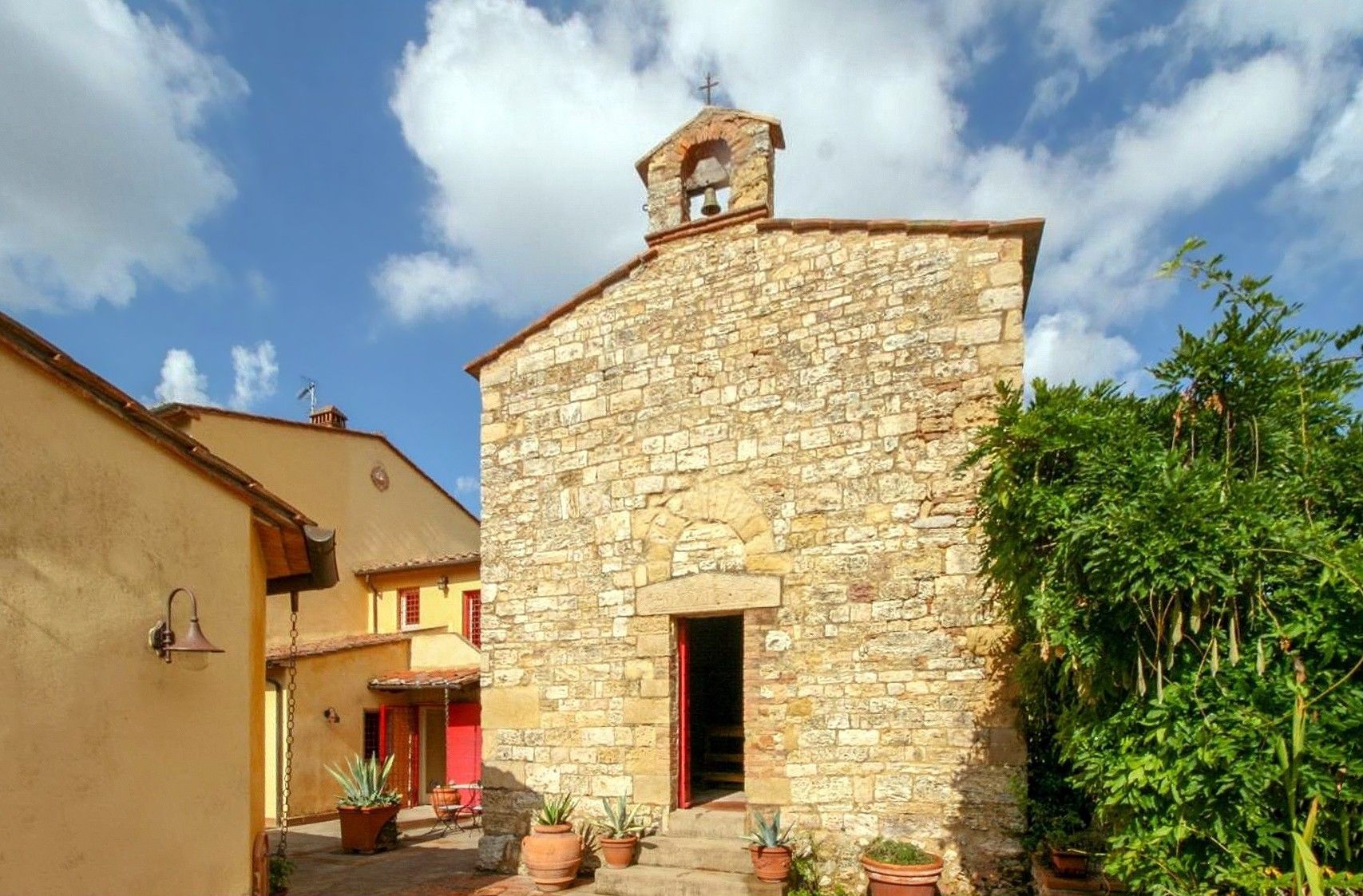 Images Toscaans landgoed met kapel in Collemontanino