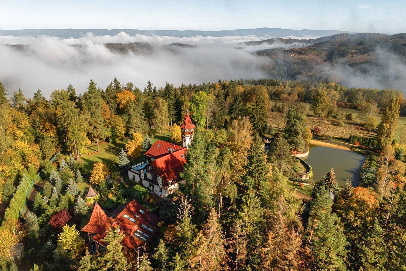 Bilder Villa nær Karlovy Vary med privat beliggenhet, 6 hektar tomt