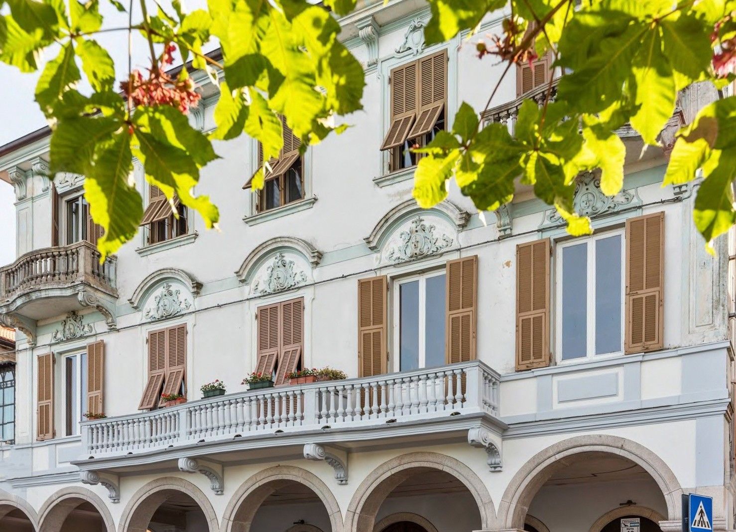 Fotos Wunderschöne helle 150 qm große Attika-Wohnung direkt am Seeufer von Lesa in historischem Palazzo mit Terrasse