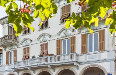 Charakterimmobilien, Wunderschöne helle 150 qm große Attika-Wohnung direkt am Seeufer von Lesa in historischem Palazzo mit Terrasse
