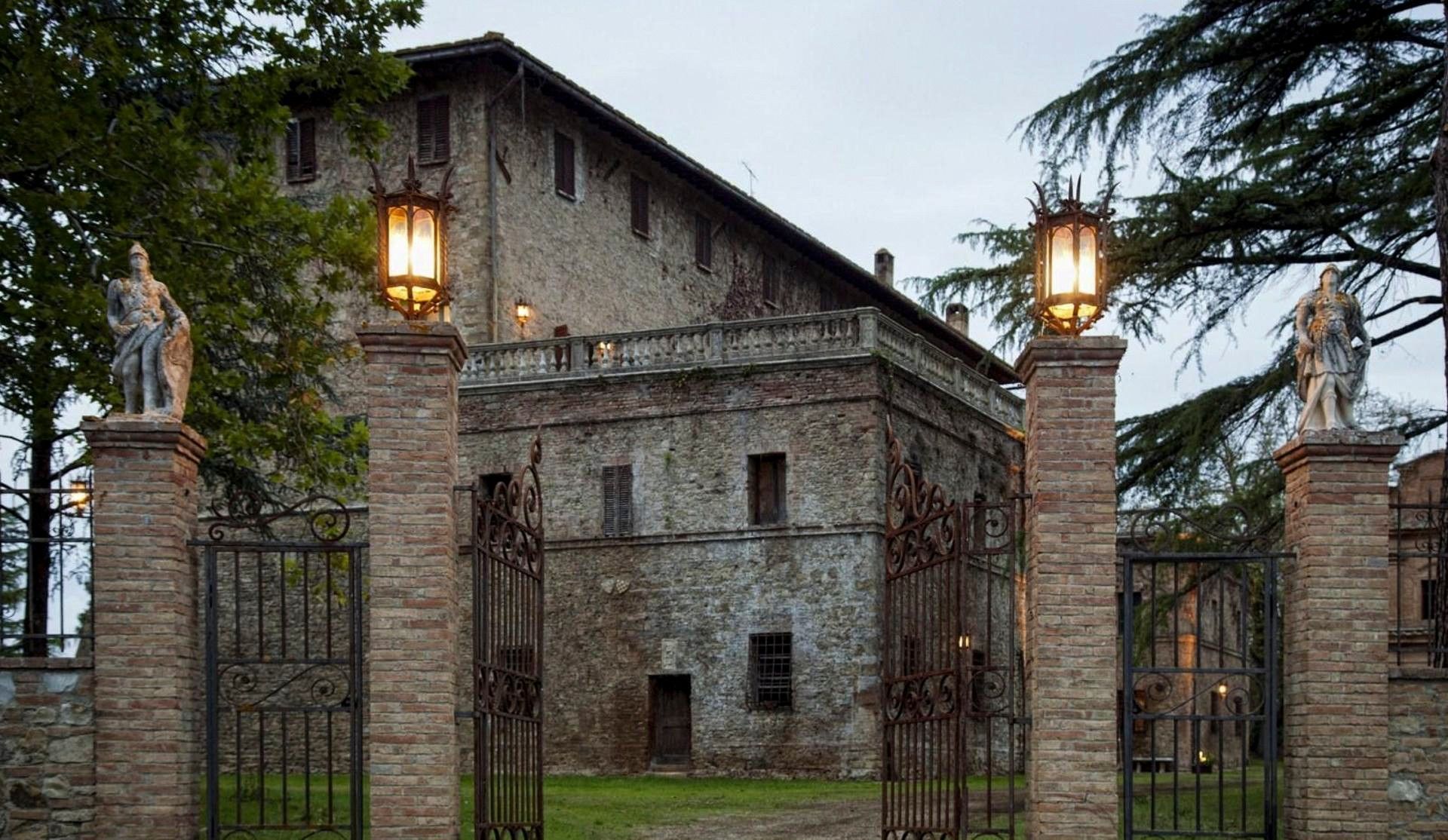 Bilder Toskansk egendom med slott, kapell och 18 hektar mark