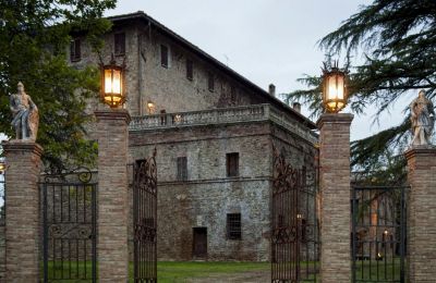 Charakterimmobilien, Toskana-Herrenhaus mit Nebengebäuden und 18 Hektar Land