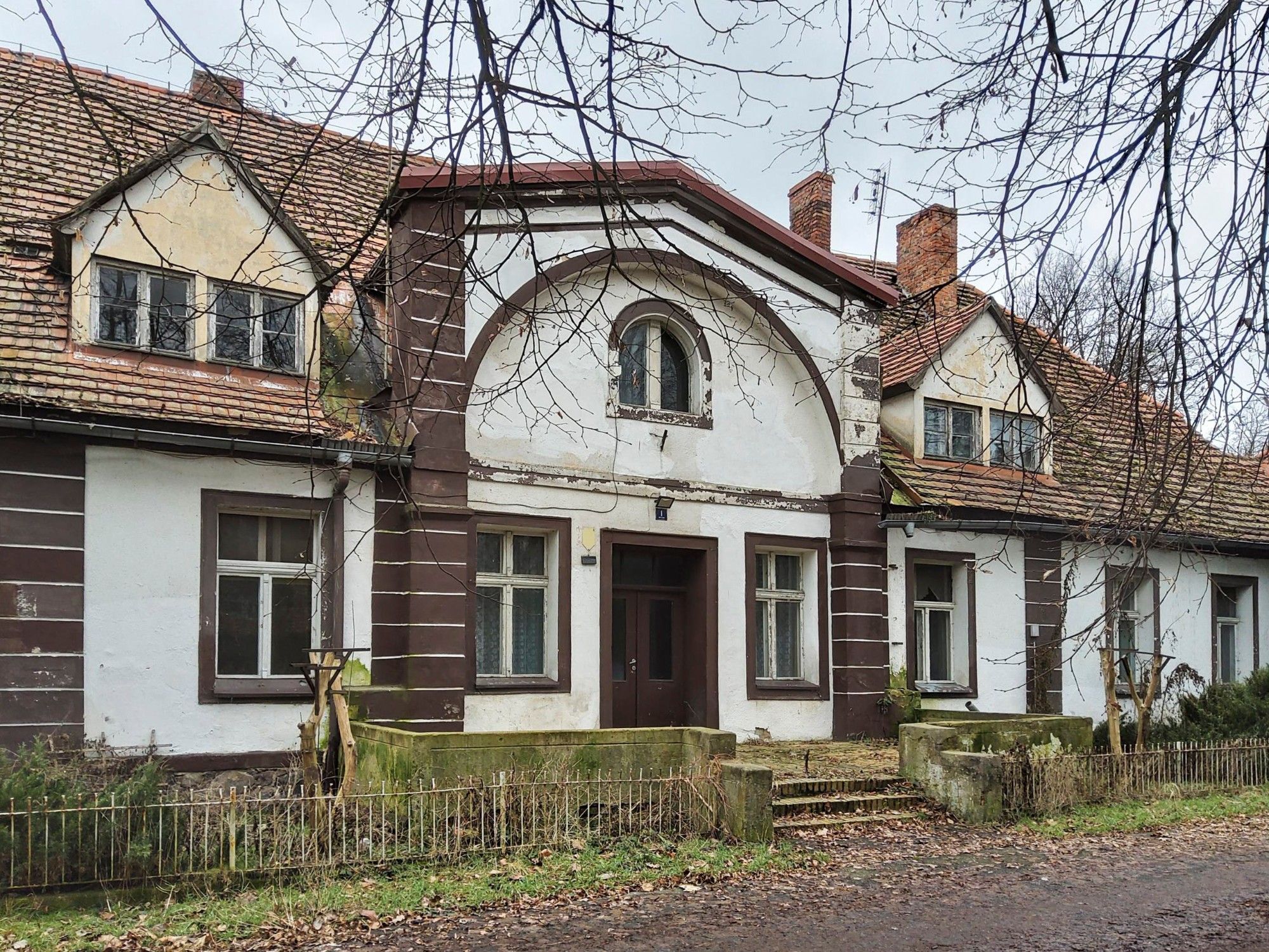 Images Herenhuis met bijgebouwen en park in de buurt van Leszno