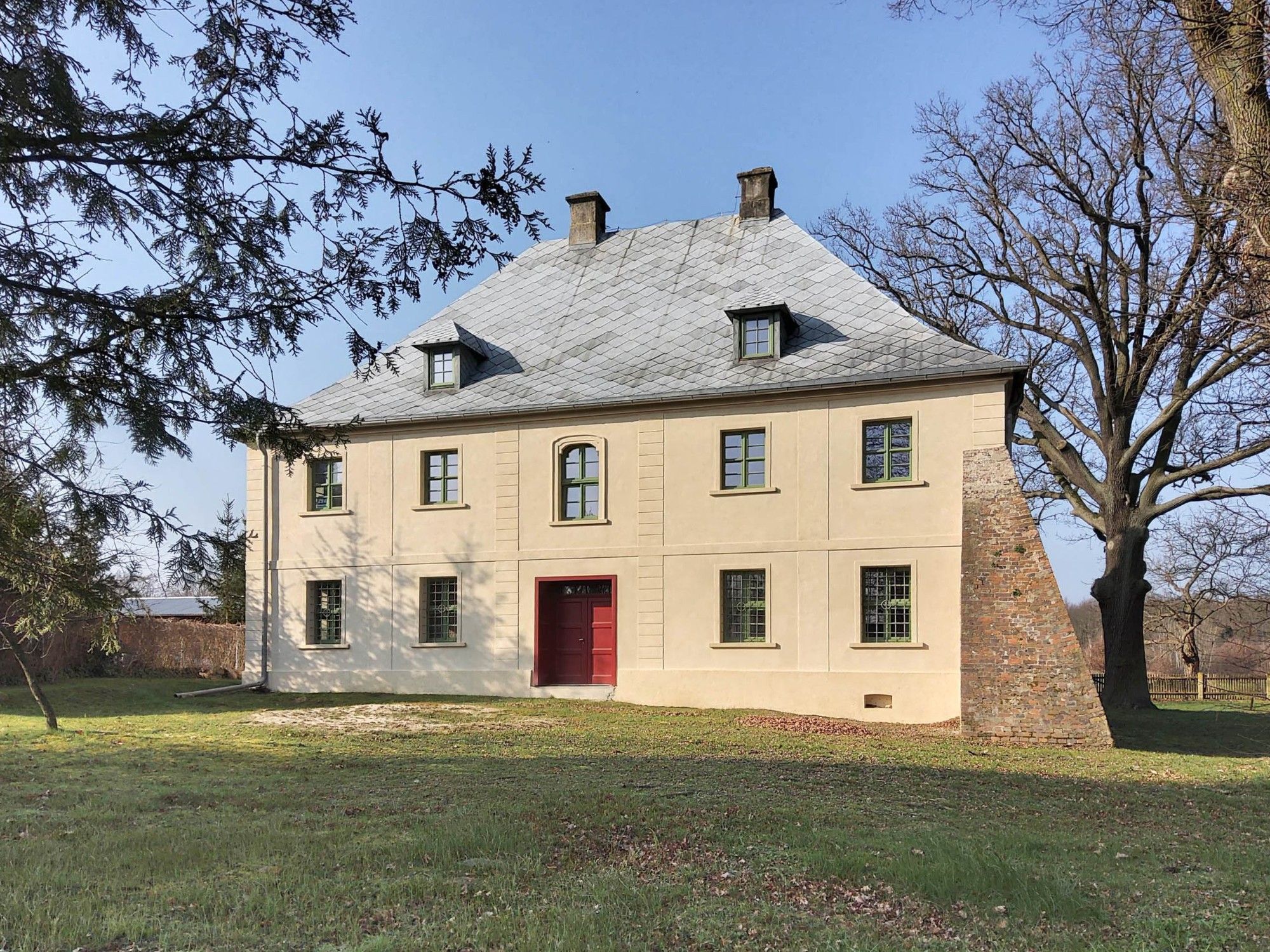 Fotos Historisches Pfarrhaus mit Stallgebäude in Broniszów